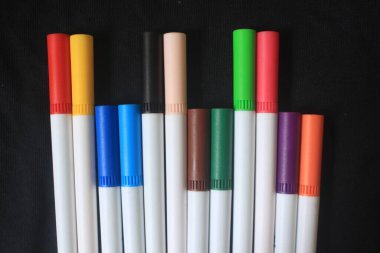 Renkli ve renkli kalemlerden oluşan bir dizi renkli ve renkli bir yaşam için güzel, renkli bir desen oluşturur..