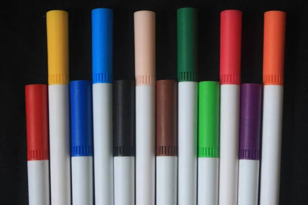 Una Variedad Marcadores Lápices Colores Produce Hermoso Patrón Colores Brillantes — Foto de Stock