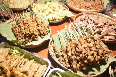 A food stall with a delicious menu, including offal satay, braised tempeh, and other Indonesian specialties.