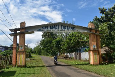 Batı Nusa Tenggara, Endonezya 'daki Tambora Dağı' na tırmanmanın doğal güzelliği. Bu dağ en büyük kratere sahip olmasıyla ünlüdür..