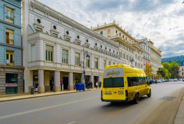 Tiflis, Gürcistan - 1 Ekim 2017: 2 Aleksandr Puşkin Caddesi üzerinde bir toplu taşıma aracı