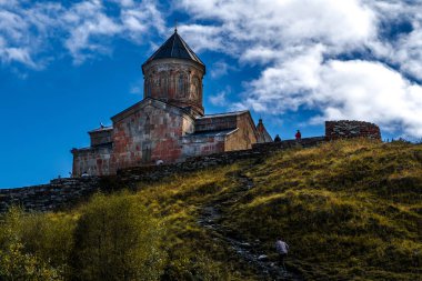 Gergeti Trinity Kilisesi (Tsminda Sameba), Gürcistan 'ın Gergeti köyü yakınlarındaki Kutsal Üçleme Kilisesi, Kazbegi Dağı altında.