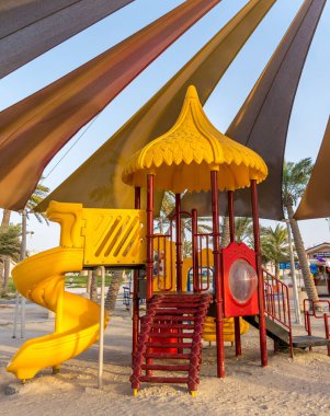Bahreyn 'deki Muhrraq plaj parkında renkli çocuklar için oyun alanı