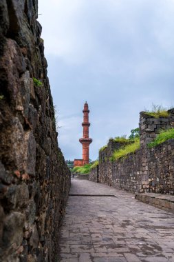 Chand Minar, Hindistan Maharashtra 'daki Daulatabad kalesinde. 1435 yılında Ala-ud-din Bahmani tarafından kale işgalini kutlamak için inşa edildi. Bu minare İslam sanatının olağanüstü bir örneğidir..