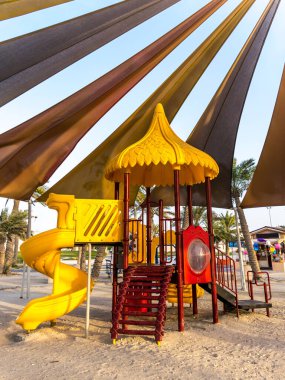 Bahreyn 'deki Muhrraq plaj parkında renkli çocuklar için oyun alanı