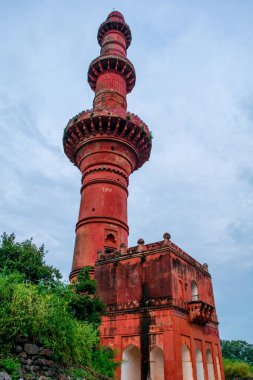 Chand Minar, Hindistan Maharashtra 'daki Daulatabad kalesinde. 1435 yılında Ala-ud-din Bahmani tarafından kale işgalini kutlamak için inşa edildi. Bu minare İslam sanatının olağanüstü bir örneğidir..