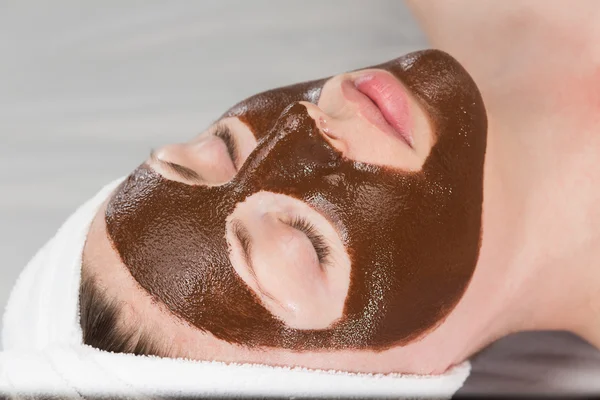 Vrouw chocolade gezicht-pack — Stockfoto
