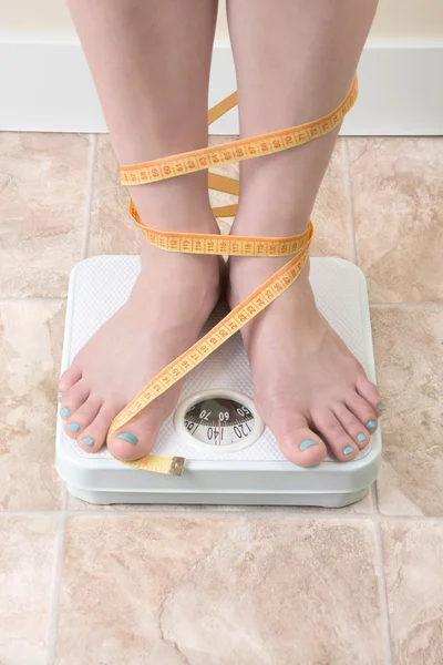 体重計に立っている女性 — ストック写真