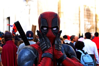 Lucca, İtalya 3 Kasım 2018: Lucca Comics & Games 'te süper kahraman Deadpool tarafından maskelenmiş çocuk