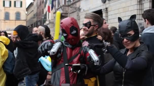 Lucca Italia Noviembre 2017 Dos Cosplayers Disfrazados Deadpool Cat Woman — Vídeo de stock