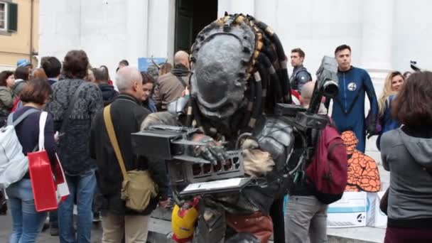 Lucca Italië November 2017 Cosplayer Verkleed Als Predator Bij Lucca — Stockvideo