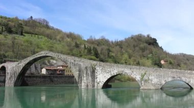 Ponte della Maddalena veya Ponte del Diavolo - Borgo 'daki Şeytan Köprüsü Mozzano, Toskana, İtalya
