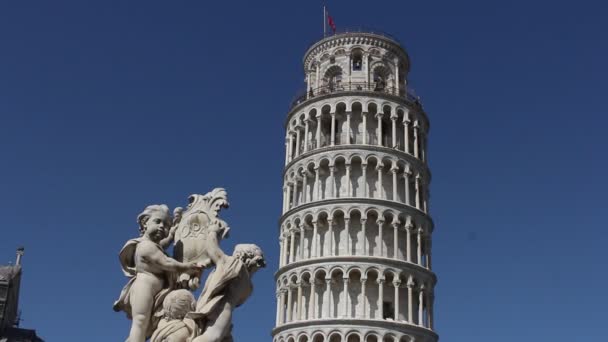 Fontana Dei Putti Mit Dem Schiefen Turm Von Pisa Dahinter — Stockvideo