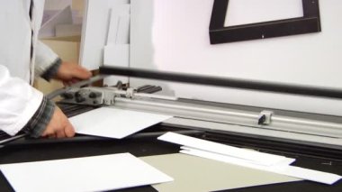 bir çerçeve bir çalışma aracı ile çerçeveler için bir passepartout keser