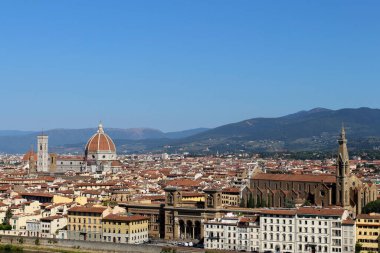 Floransa, Piazzale Michelangelo 'nun panoramik noktasından görülüyor. Duomo ve Santa Croce Bazilikası görünüyor.