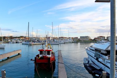 Tekneler Tuscany 'deki Marina di Pisa limanına demirlemişti.