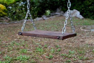 Halk bahçesinde bir salıncak