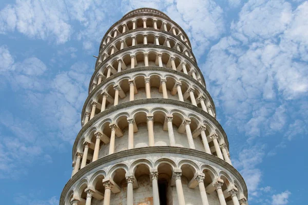 Pisa 'nın eğik kulesi, aşağıdan görünen bulutlarla birlikte.