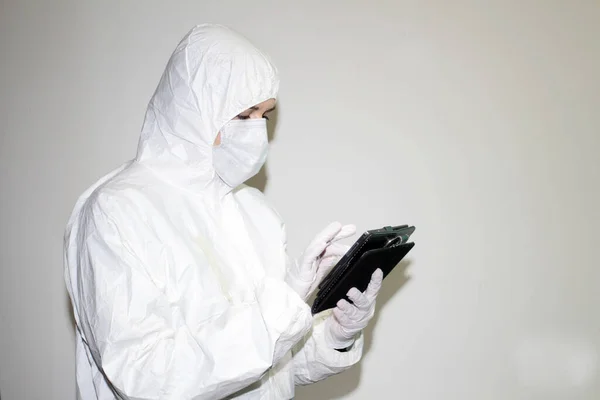 Woman Healthcare Worker Overalls Protective Mask Combat Coronavirus Takes Notes — Stock Photo, Image