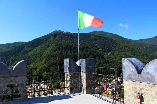 Sestola Modena Włochy Sierpnia 2020 Flaga Włoska Powiewa Nad Wieżą — Zdjęcie stockowe