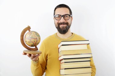 Beyaz arka planda gözlüklü sakallı bir adam elinde bir yığın kitap tutarken elinde bir dünya tutuyor.