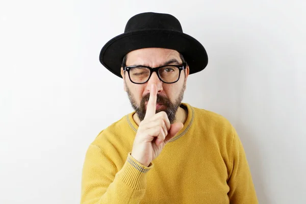 Hombre Barbudo Con Sombrero Anteojos Pidiendo Estar Silencio Con Dedo — Foto de Stock