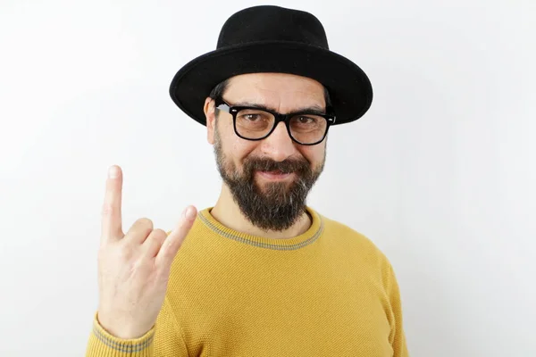 Skäggig Man Hatt Och Glasögon Gör Rock Symbol Med Handen — Stockfoto