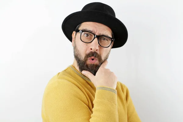 Uomo Barbuto Con Cappello Occhiali Con Mano Sotto Mento Preoccupato — Foto Stock