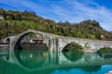 Ponte della Maddalena veya Ponte del Diavolo - Borgo 'daki Şeytan Köprüsü Mozzano, Toskana, İtalya