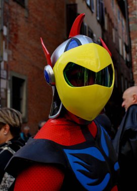 Lucca, İtalya 3 Kasım 2018: Lucca Comics & Games 'te Goldrake' li Actarus tarafından maskelendi