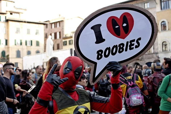 Lucca, İtalya 3 Kasım 2018: Lucca Comics & Games 'te Deadpool tarafından gizlenen kostüm