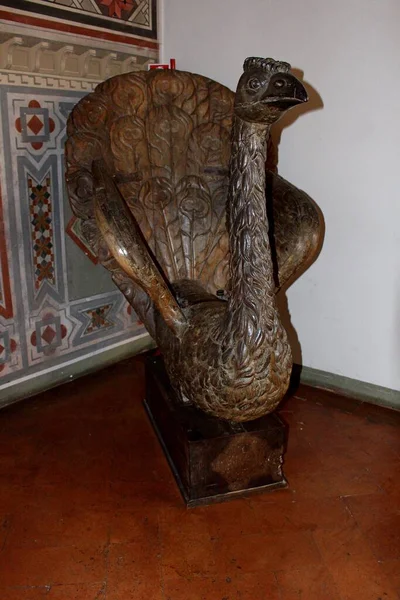 Fosdinovo, Carrara, İtalya - Nisan 2018: Fosdinovo 'daki Malaspina Kalesi içinde bir ortaçağ çocuk atlıkarınca