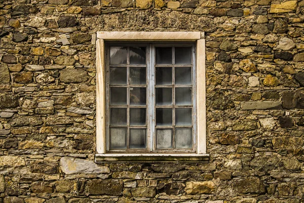 Lunigiana 'daki Fosdinovo Malaspina kalesinin penceresi.