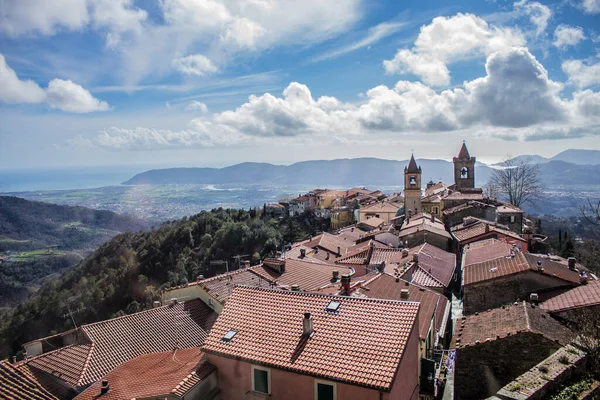 İtalya 'nın Toskana kentindeki Fosdinovo panoramik manzarası.