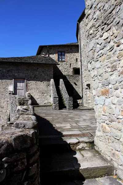 Pontremoli, Sahip-Carrara, İtalya - Nisan 2018: Castello del Piagnaro 'nun duvarları içinde. Pontremoli Ortaçağ Şatosu