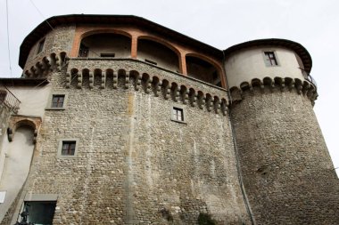 Castelnuovo di Garfagnana, Lucca, İtalya - 6 Şubat 2021: Toskana 'daki antik Castelnuovo di Garfagnana köyündeki Ariostesca kalesi