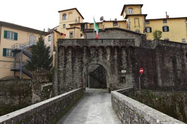 Castelnuovo di Garfagnana 'daki Castruccio Castracani' nin Ponte Santa Lucia 'dan gördüğü Porta Miccia veya Porta di Castruccio.