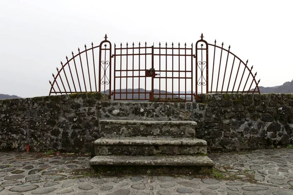 Stara Zardzewiała Brama Murach Twierdzy Mont Alfonso Castelnuovo Garfagnana Toskania — Zdjęcie stockowe