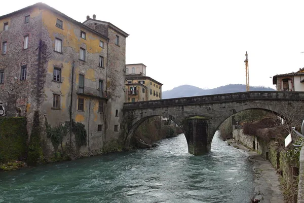 Piękny Ponte Della Madonna Średniowiecznej Miejscowości Castelnuovo Garfagna Lucca Toskania — Zdjęcie stockowe