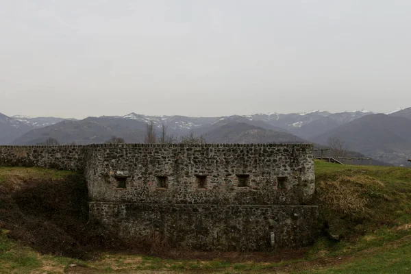 Twierdza Mont Alfonso Pokrytymi Śniegiem Górami Castelnuovo Garfagnana Toskania Włochy — Zdjęcie stockowe