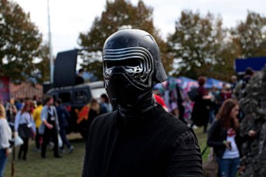 Lucca, İtalya - 1 Kasım 2019: Yıldız Savaşları destanından Kilo Ren 'in maskelediği Lucca Comics' in yakın çekimi