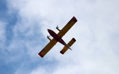 Vicopisano, Pisa, İtalya - 25 Şubat 2019: Kanadalı itfaiye uçağı