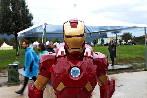 Lucca, İtalya - 3 Kasım 2019: Lucca Comics & Games 'de güzel bir Demir Adam kostümü giyer.