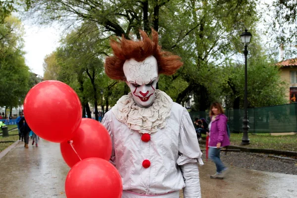 Lucca, İtalya - 1 Kasım 2019: It al Lucca Comics filminde palyaço gibi giyinmiş
