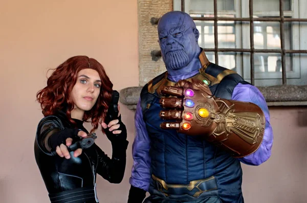 Lucca, İtalya - 3 Kasım 2019: Lucca Comics & Games 'de Marvel' in İntikamcı süper kahramanları Kara Dul ve Thanos kılığında iki Cosplay