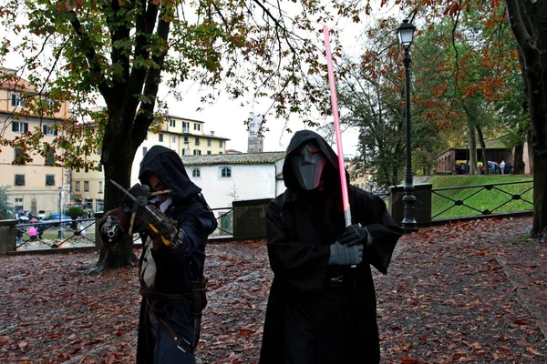 Lucca, İtalya - 3 Kasım 2019: Lucca Comics & Games 'de poz veren iki Cosplayer