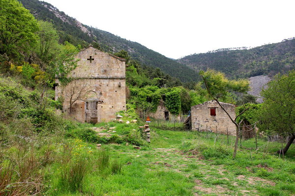 Миртето, заброшенная средневековая монастырская деревня в Пизанских горах 