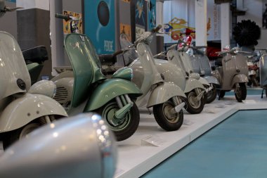 Pontedera, Pisa, İtalya - 26 Ekim 2019: Piaggio Müzesi 'nin içinde 1950' lerden kalma bir Piaggio scooter