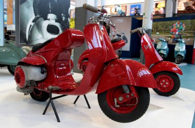 Pontedera, Pisa, İtalya - 26 Ekim 2019: Vespa 98 Corsa (CIRCUITO) yarışı Pontedera 'daki Piaggio Müzesi' nde