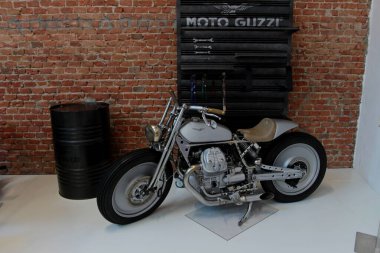 Pontedera, Pisa, İtalya - 26 Ekim 2019: Piaggio Müzesi 'nde Moto Guzzi motosikleti sergilendi